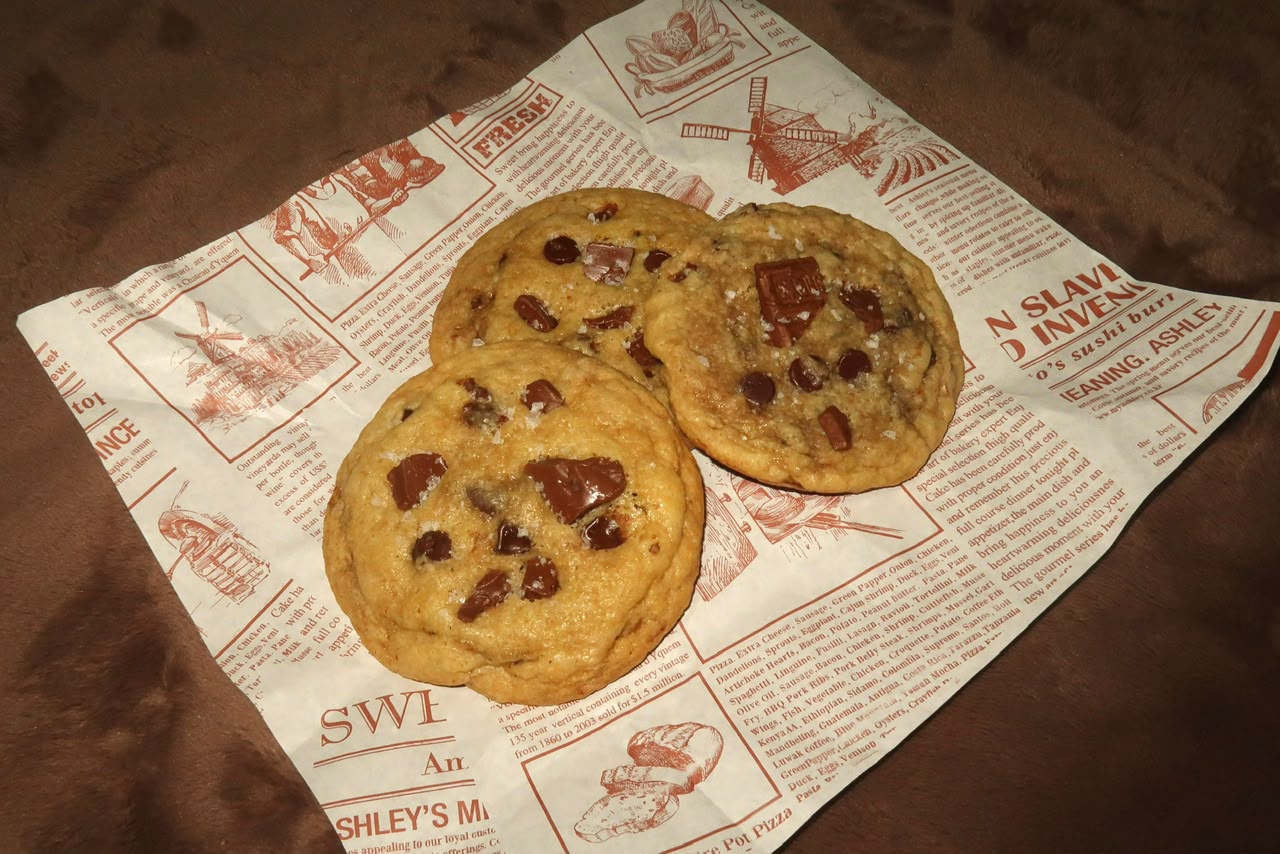 Cookies de brown butter con chocolate sobre papel artesanal