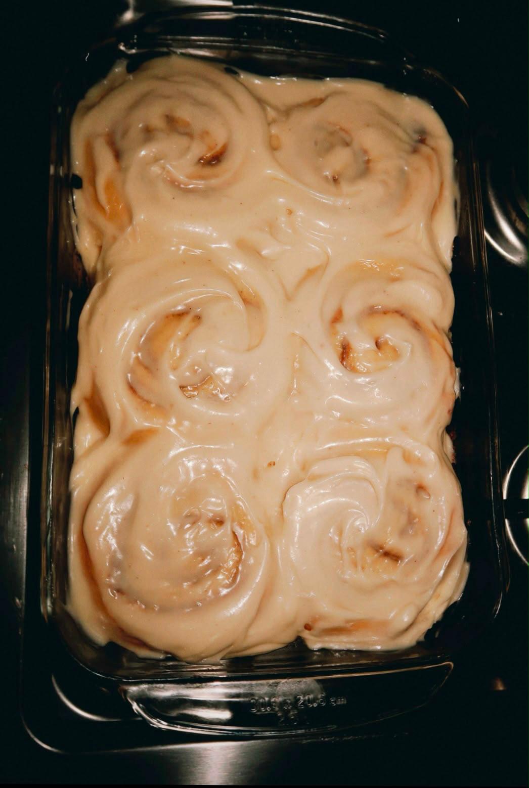 Cinnamon rolls con glaseado cremoso de queso crema