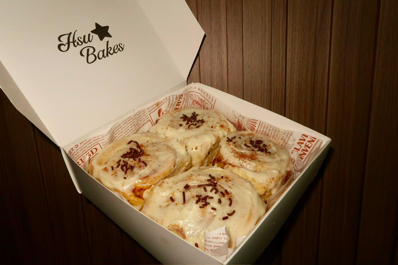 Caja de 4 cinnamon rolls con logo Hsu Bakes
