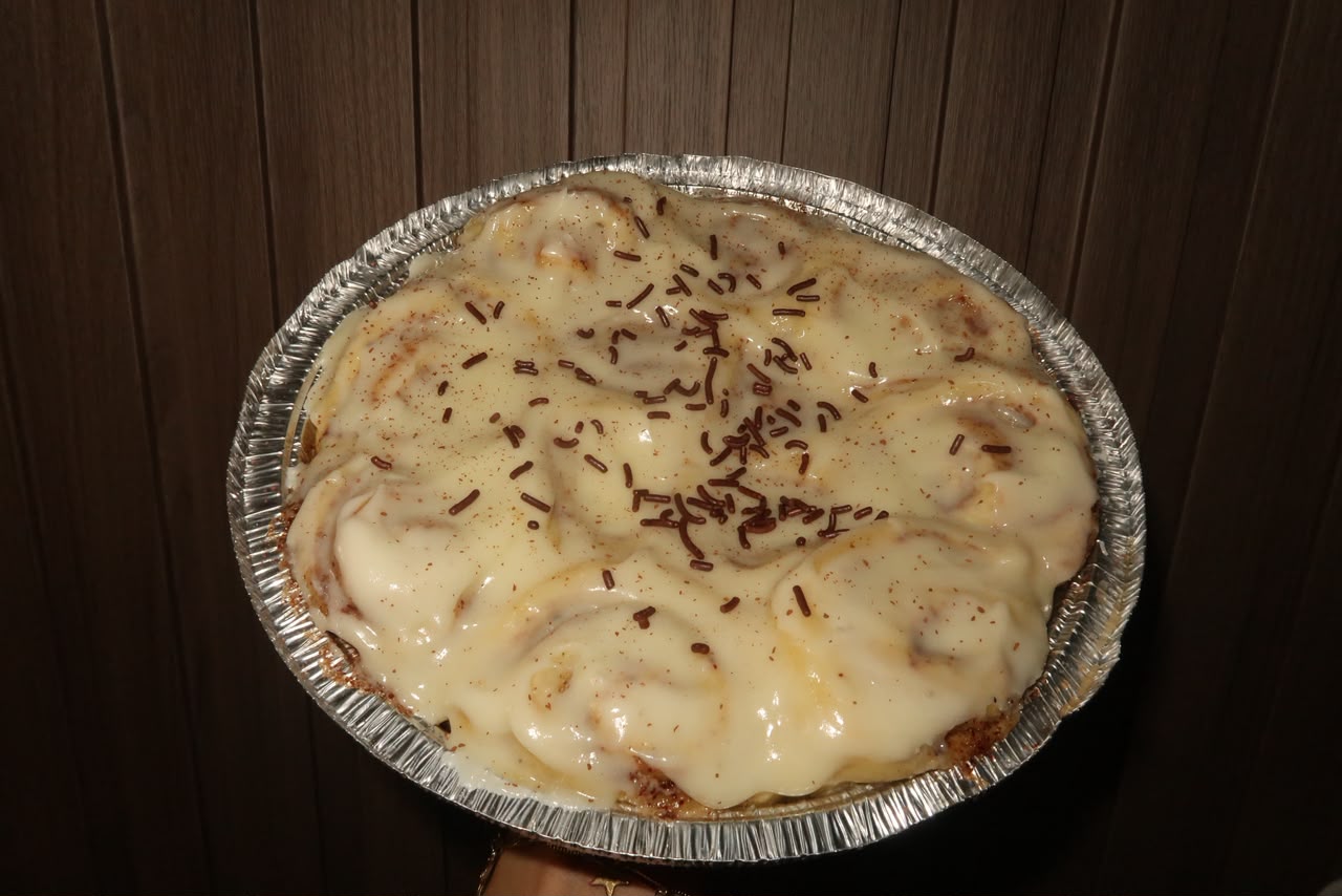 Bandeja de cinnamon rolls artesanales de Hsu Bakes con glaseado y sprinkles